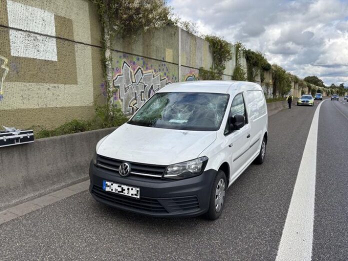 Nach Auffahrunfall: Unbekannte schlagen auf 30-Jährigen ein - Polizei bittet um weitere Hinweise