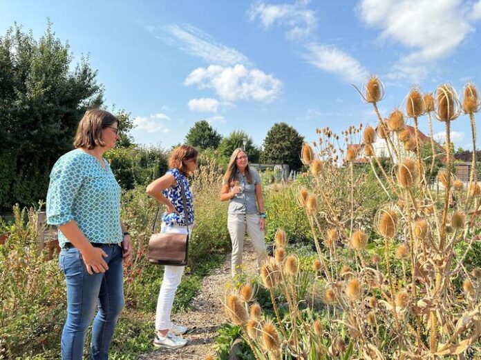 Bürgermeisterin besucht nachhaltigen Naturgarten in Roßdorf