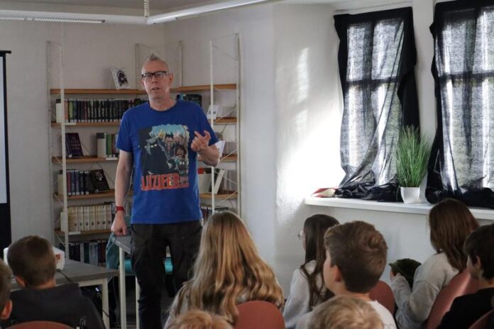 Kinderbuchautor begeisterte Kinder in der Stadtbibliothek Bruchköbel