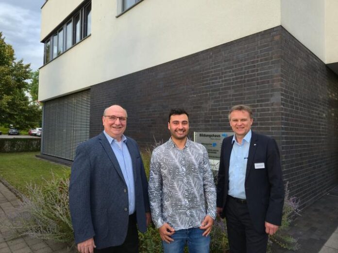 Erfolgreiche Integration in die Arbeitswelt: Ahmad Fahim Mazhar startet Ausbildung dank CareerCompass