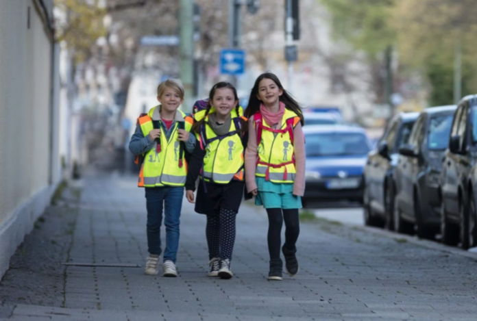 Elterntaxi Paradox: Mehrheit der Eltern dagegen - jedes fünfte Kind wird trotzdem täglich zur Schule gefahren