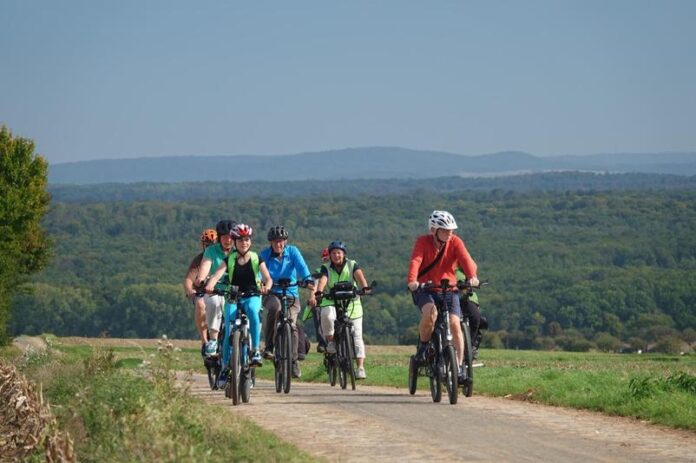 Radtour durch Nidderau: Grüne informieren über aktuelle Stadtentwicklungsprojekte