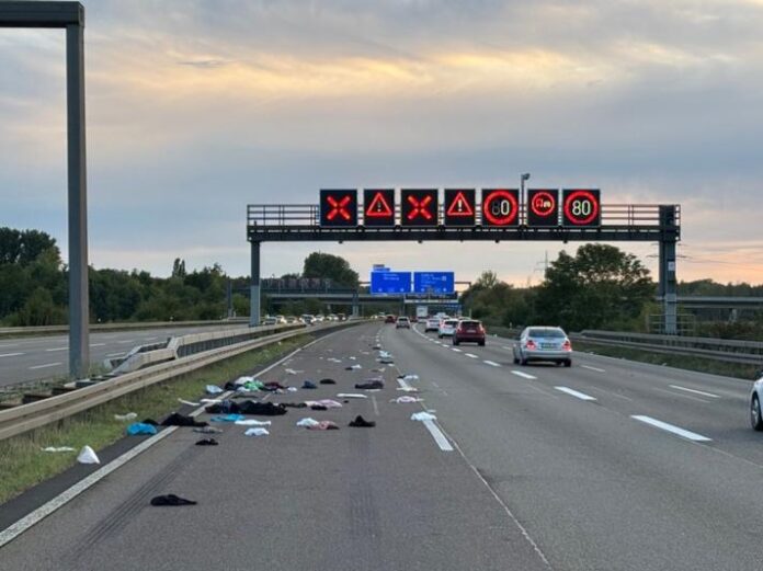 Autobahnpolizei sammelte Inhalt von Dachbox ein: Fahrspurenzeitweise gesperrt
