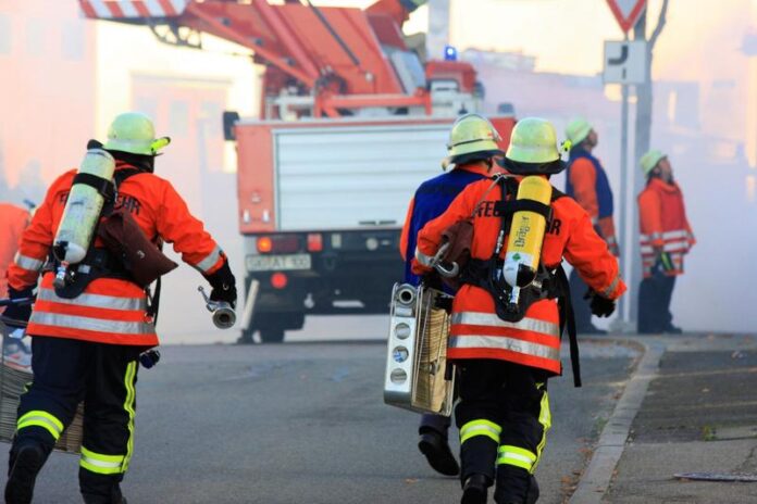 Drei Verletzte durch Rauchgas bei Brand von Wäschetrockner