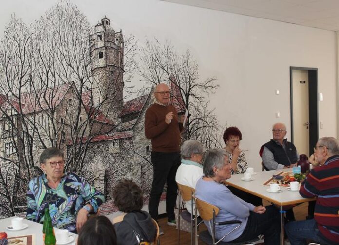 AWO Kaffee- und Spiele-Nachmittag in Ronneburg in der herbstlich dekorierten Begegnungsstätte Fallbachhaus
