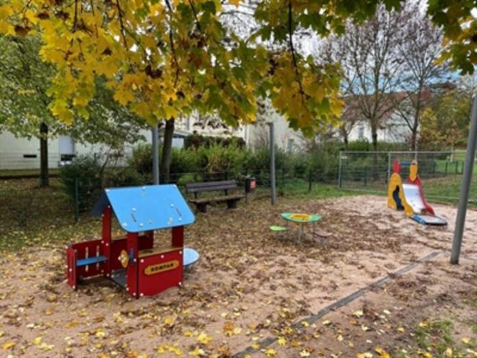 308717V-70e95eaff503f0ab4044f57e6c6001aa Spielhaus, Sand, Sitzplätze: Kleinkind-Bereich auf Spielplatz „In den Waldwiesen“ erneuert