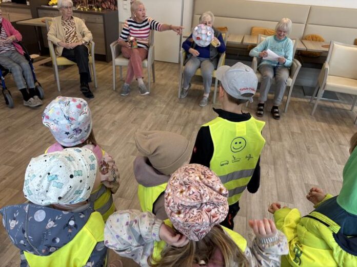 Besuch aus der Kita Hassel-Bande im Seniorenheim Neuenhaßlau