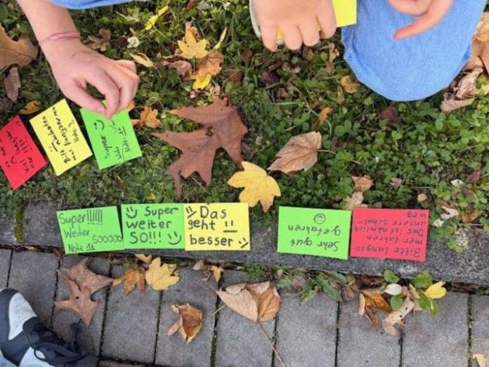 Grüne, gelbe und rote Karten der Schulkinder