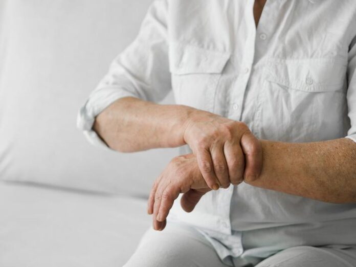 nahaufnahme-alter-patient-mit-schmerzen-a26fcf3b3a3f30424272b4ed66be279d Start am Dienstag, 18. November: Treffen von und mit an Rheuma Erkrankten