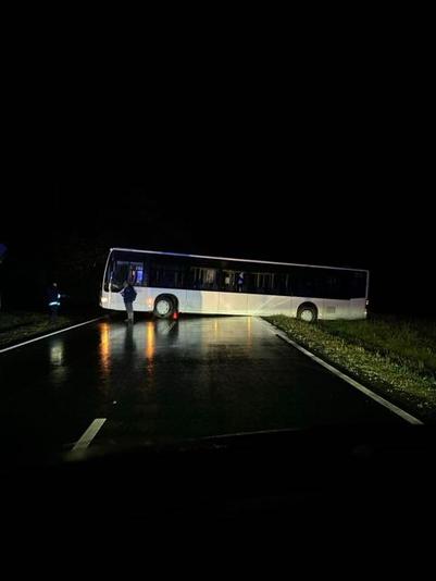 Festgefahrener Bus auf der L3201 Stundenlange Vollsperrung aufgrund missglücktem Wendemanöver