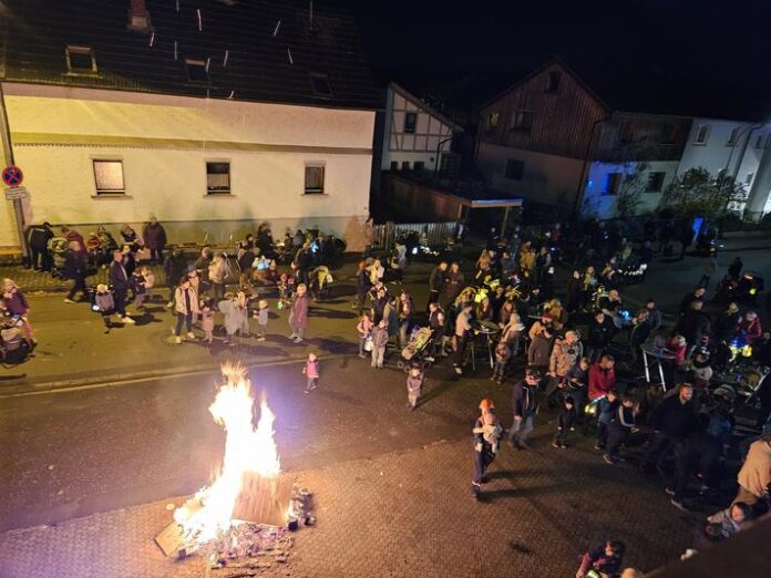 Stimmungsvoller Laternenumzug der Kita „Hassel-Bande“ mit der Feuerwehr Neuenhaßlau
