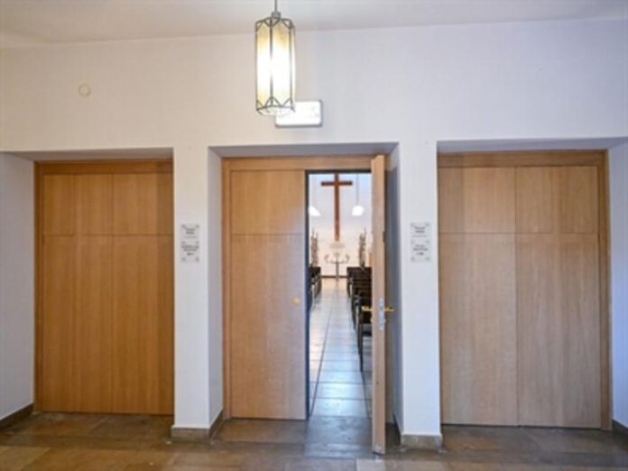 Neue Türen für die Trauerhalle auf dem Hanauer Hauptfriedhof