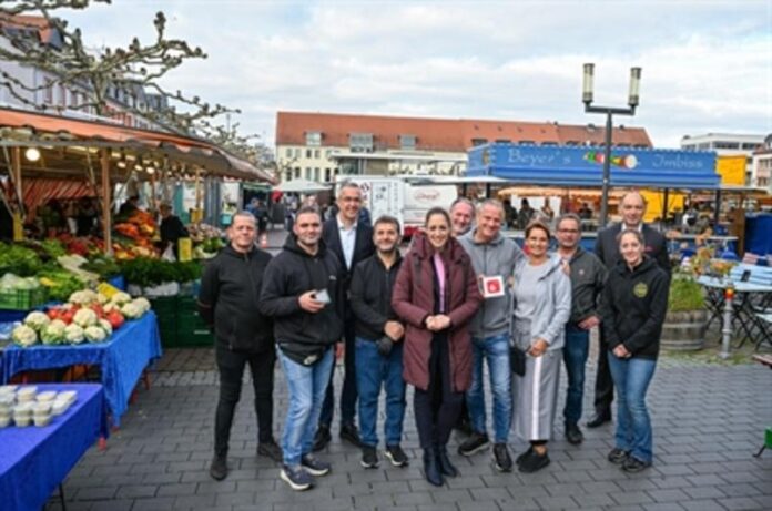 Mit der Karte zur Kartoffel: Hanauer Wochenmarkt ist bundesweites Sparkassen-Pilotprojekt