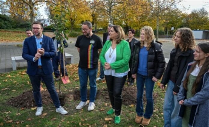 Baum der Vielfalt an der Hanauer Otto-Hahn-Schule gepflanzt
