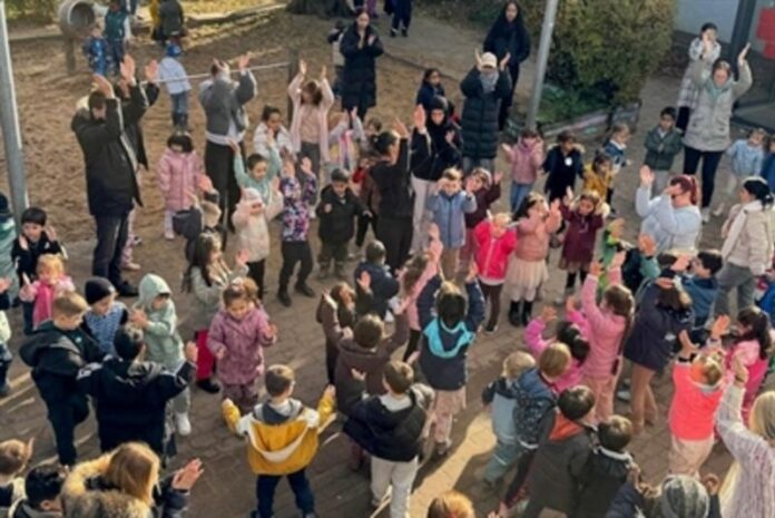 Kinderlachen, Kürbisduft und Tanzmusik im Familienzentrum Schillerstraße