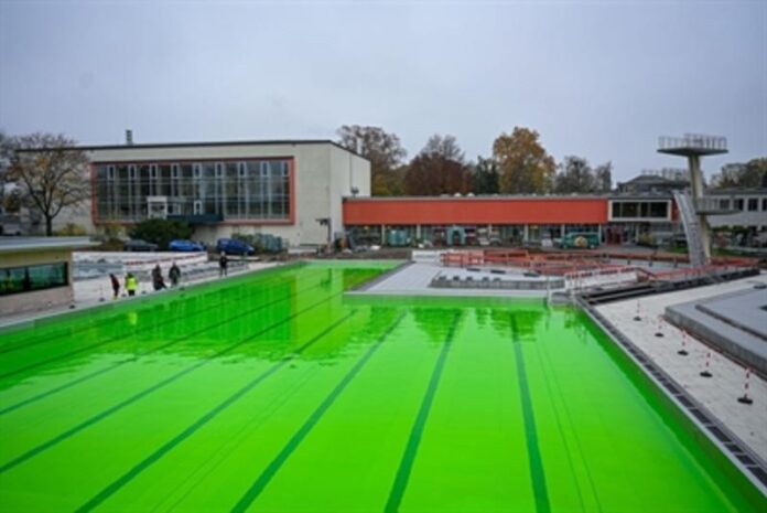 Lebensmittelfarbe im Hanauer Freibad