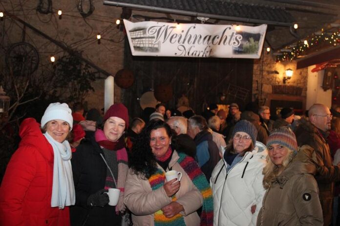 „Weihnachtsmarkt im romantischen Innenhof“ von Peter Kauffeld in der Mühlenstraße 12 in Niederrodenbach Kommunikations-Treffpunkt für viele Freunde und Bekannte aus Nah und Fern