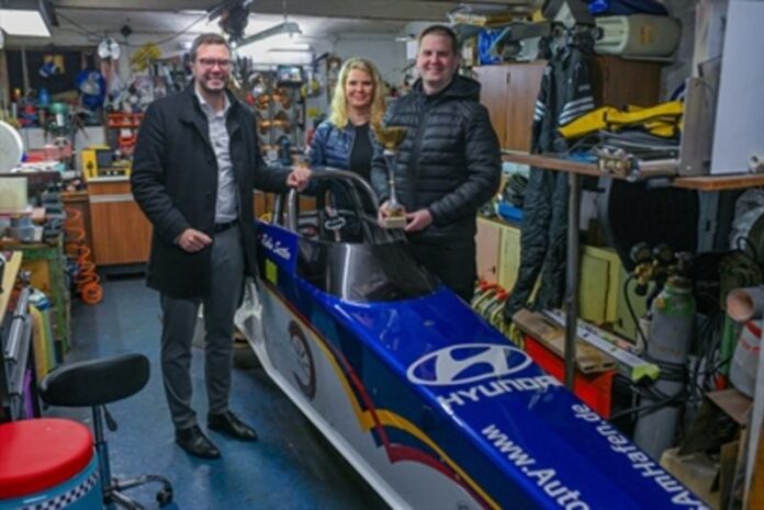 Bürgermeister Dr. Bieri besucht Europarekordhalter in der Klasse F-Dragster