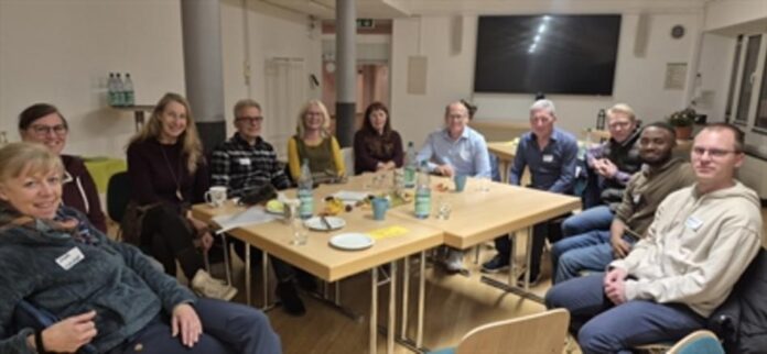 Ehrenamtliche Maintaler*innen betreuen Trinkstationen für Wildtiere