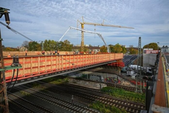 „Hanauer Tempo mit 2.400 Tonnen Beton für die neue Hauptbahnhofbrücke“