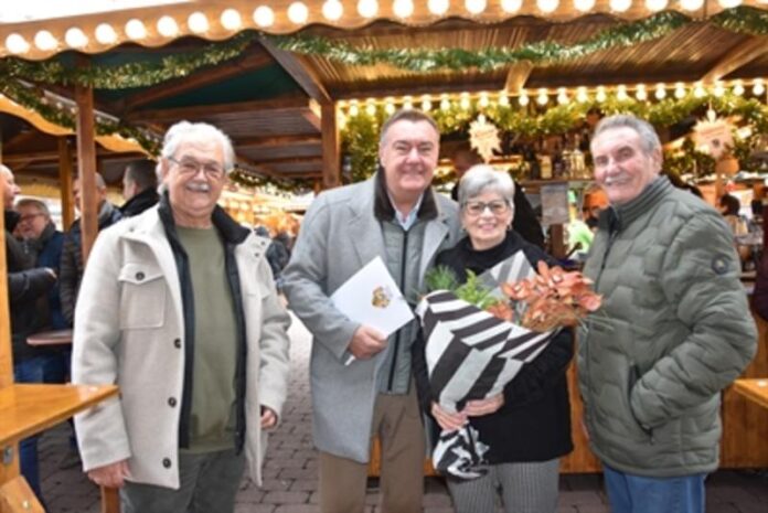 Oberbürgermeister Claus Kaminsky gratuliert Ehepaar Eberhardt zur diamantenen Hochzeit
