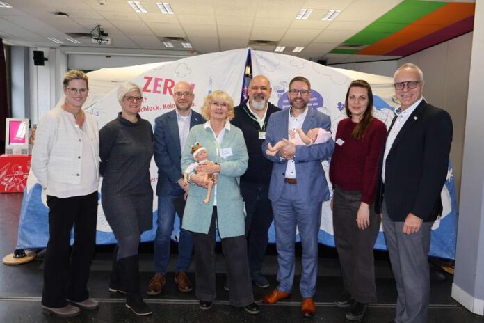 Junge Leute erfahren, wie schädlich Alkohol für die Entwicklung von Ungeborenen ist