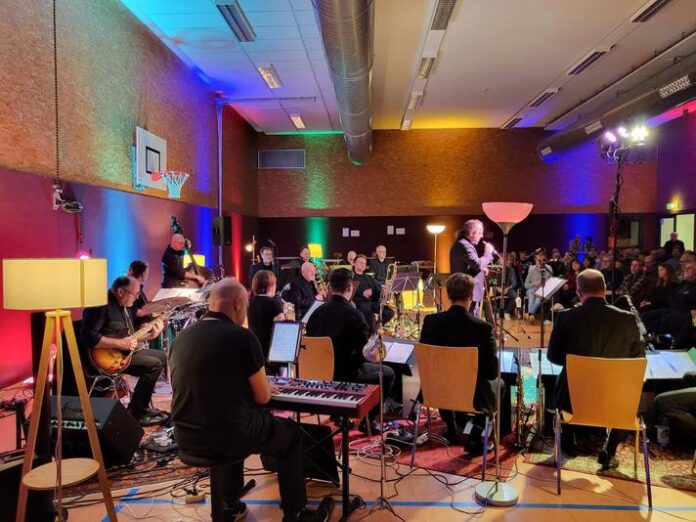 Bigband 17m lädt zum Wohnzimmer-Konzert in Neuses