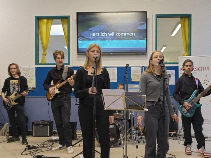 Schwungvolle musikalische Begrüßung beim Tag der offenen Tür in der Kopernikusschule Freigericht