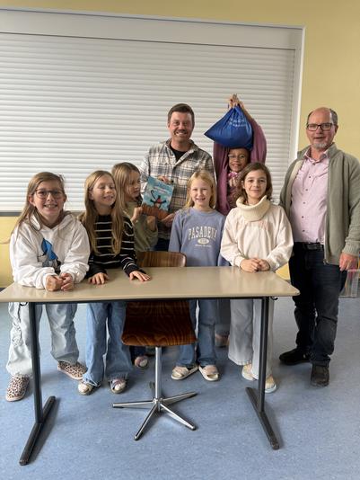 Landtagsabgeordneter Appel liest zum Vorlesetag an der Herzbergschule vor