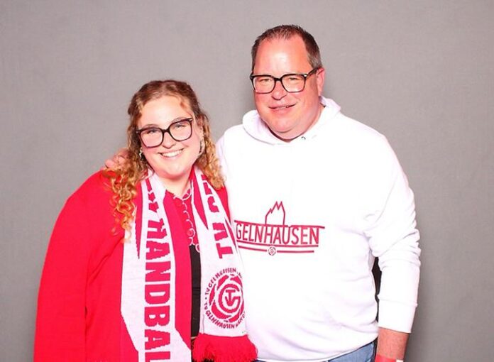 Sparkassenchef Ole Schön tauscht Anzug gegen Mikrofon – Premiere in der „Hölle Süd“