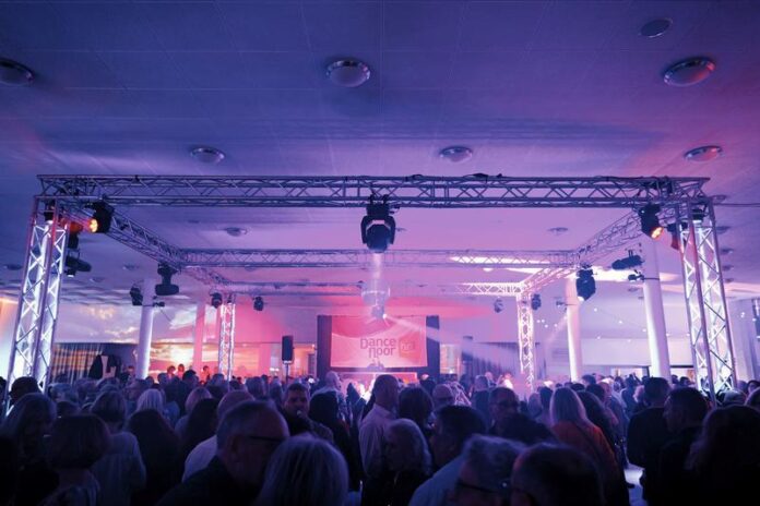 Ausgelassene Stimmung beim hr1-Dancefloor im Gartensaal der Bad Orber Konzerthalle