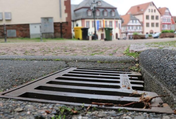 Sinkkästen werden gereinigt - Bitte Gullys nicht zuparken!