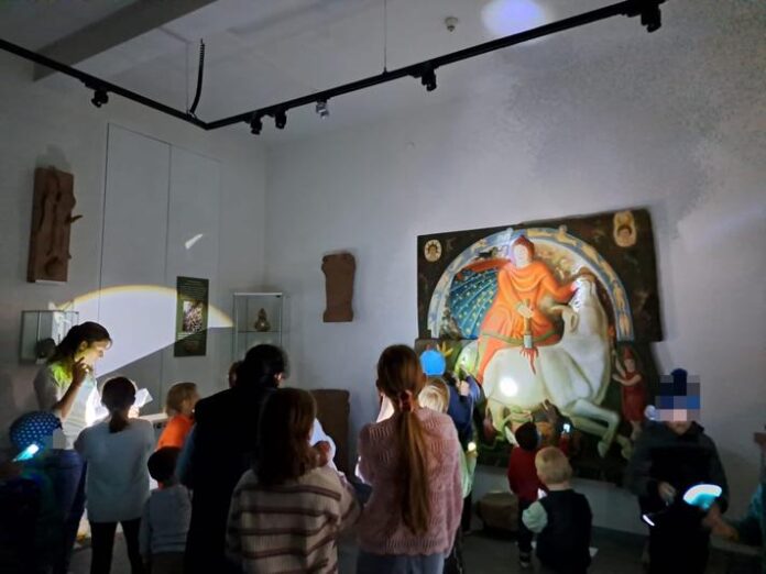 Erkundungstour durch den Museumskeller mit Taschenlampenführung für Kinder