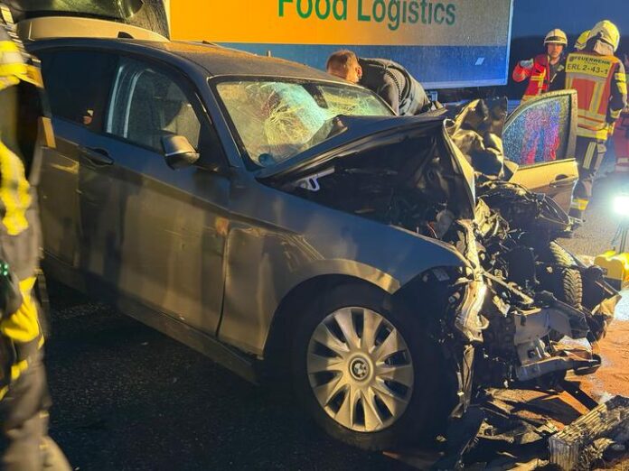 Frontallaufprall zwischen einem PKW und einem LKW in Erlensee