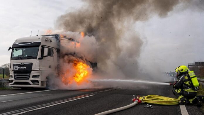 LKW in Vollbrand auf A66 bei Langenselbold – Diesel läuft ins Wasserschutzgebiet