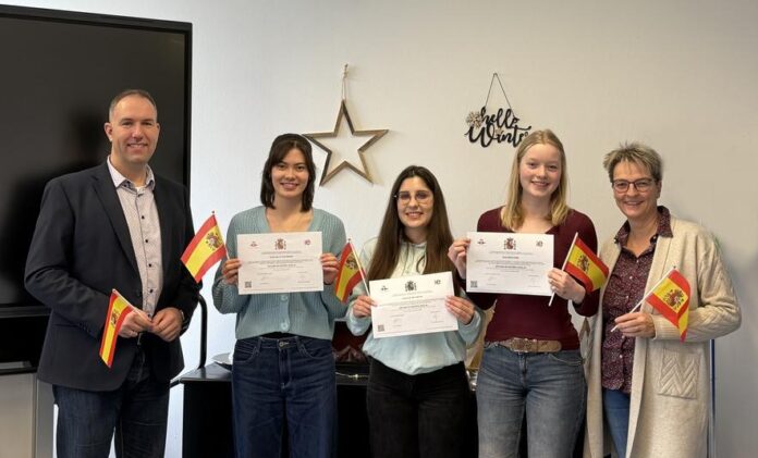 Drei Oberstufenschülerinnen der Kopernikusschule Freigericht erhalten spanisches Sprachdiplom DELE