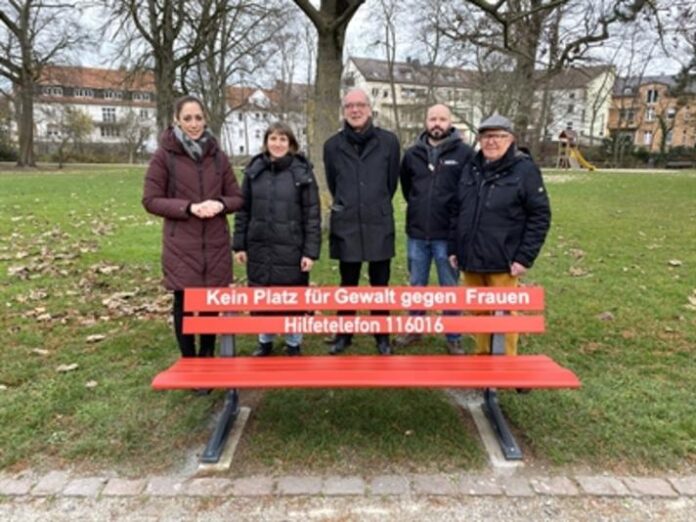 Rote Bänke setzen sichtbares Zeichen gegen Gewalt an Frauen