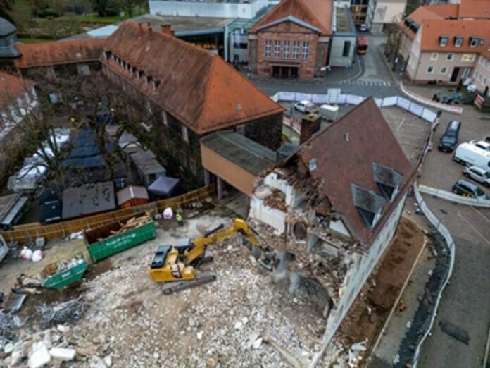 Baustelle am Schlossplatz: Abriss des Hans-Sachs-Hauses schreitet voran