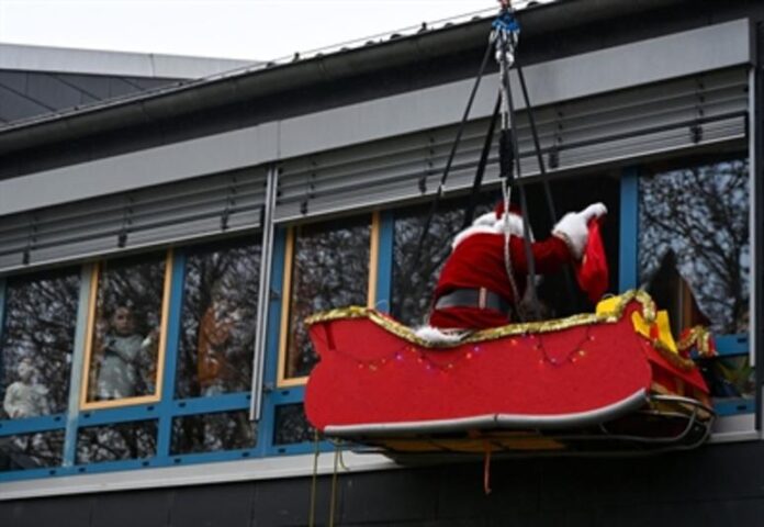 Nikolaus-Aktion: Feuerwehr Hanau sorgt für unvergessliche Momente in der Kinderklinik
