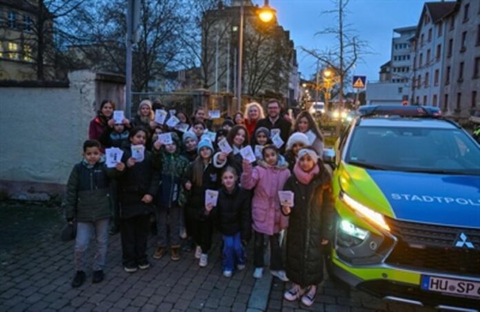 Hanauer Gebeschus-Grundschüler gestalten „Strafzettel“ für Eltern-Taxis: „Wir können auch laufen“