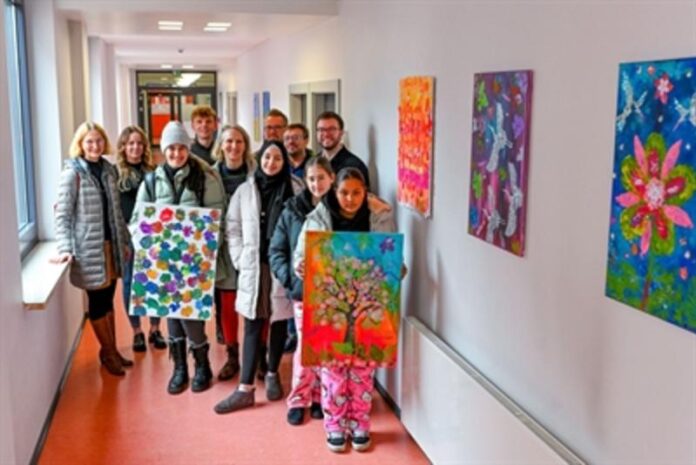 Kooperation mit Hanauer Schulen bringt Kinderkunst ins Jugendamt