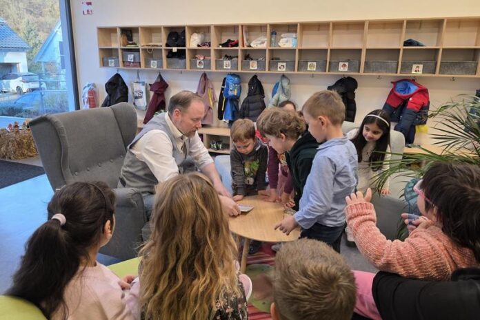 Bürgermeister liest in der Kita „Haitzer Pusteblume