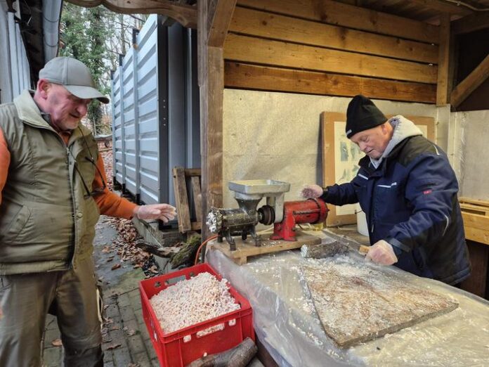 Die Hammersbacher Vogelschützer unterstützen die einheimischen Vögel auch in diesem Jahr durch eine Fütterung mit Streufutter und sogenannten „Fettbrettern“.