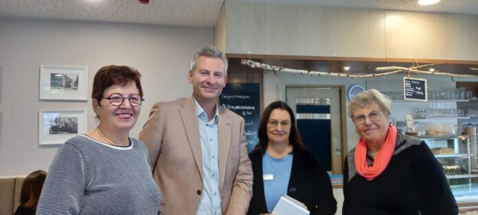 Erster Kreisbeigeordneter Andreas Hofmann (SPD) zu Besuch im Altenhilfezentrum in Büdesheim