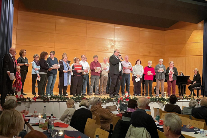 Besinnliche Weihnachtsfeier für Seniorinnen und Senioren in der vollbesetzten Rodenbachhalle