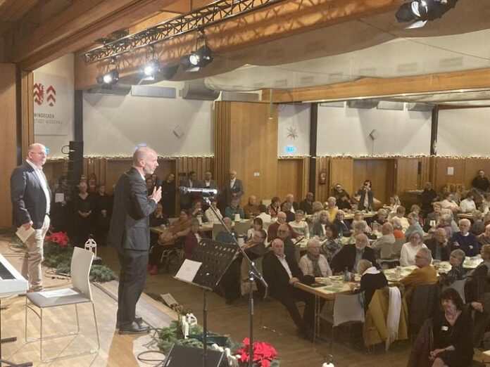 Seniorenweihnachtsfeier der Stadt: Miteinander geredet und gemeinsam gesungen