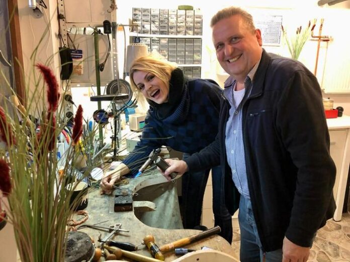 Bürgermeister Pfeifer auf Firmentour bei „Memories by Dragonsilver“ von Gabriela Wirbel in Neuenhaßlau