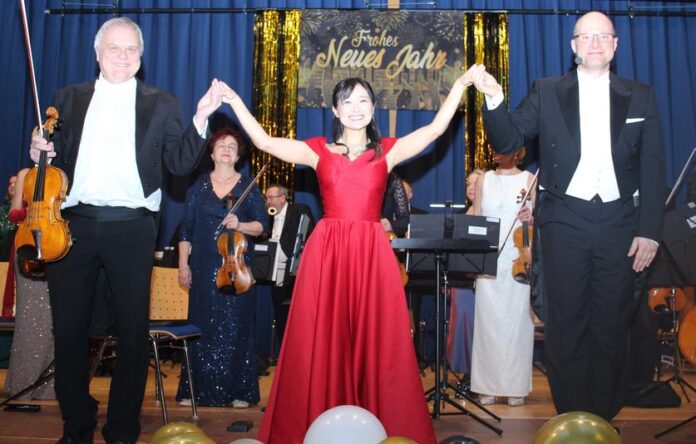 Neujahrskonzert mit Johann-Strauß-Orchester Motto in der Rodenbachhalle: „Hofburg meets Hollywood“