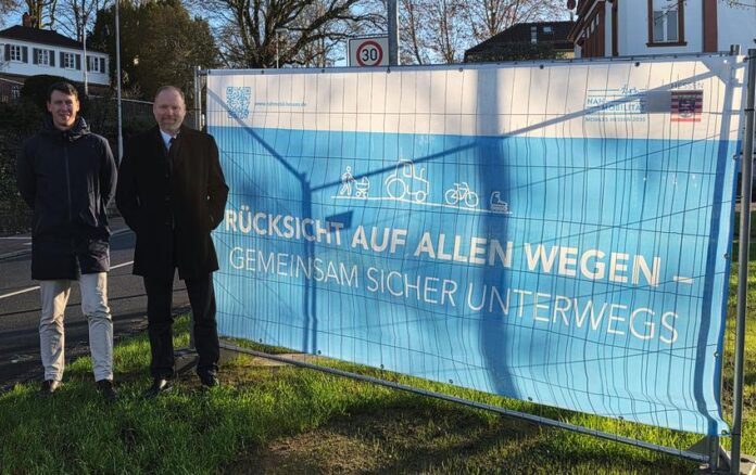 Banner werben für mehr Rücksicht im Straßenverkehr