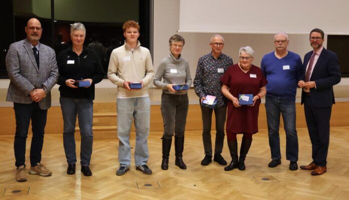 Schönecker Bürgerinnen und Bürgern wurden Ehrenamts-Cards überreicht